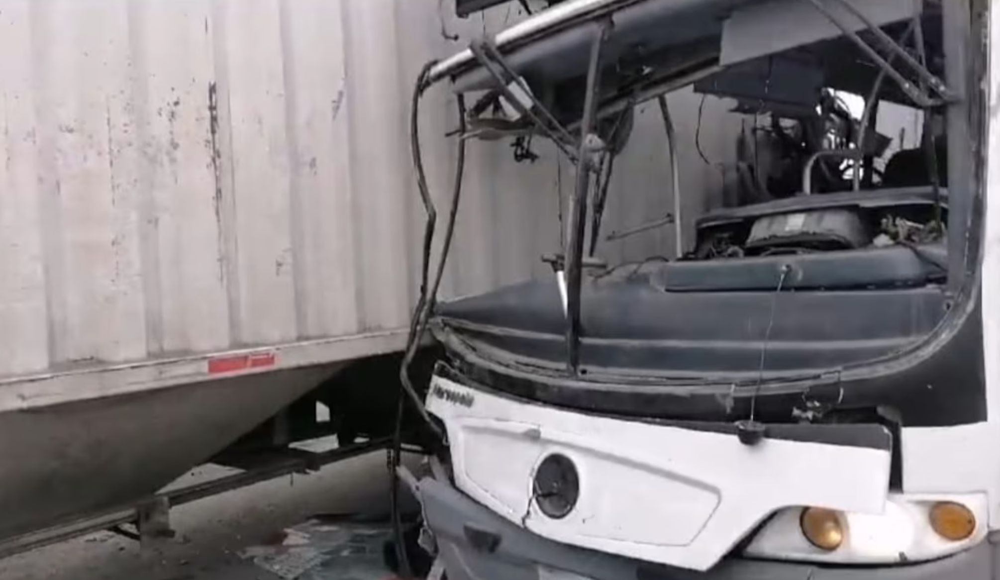 Choque de tráiler y autobús deja 1 muerto en NL